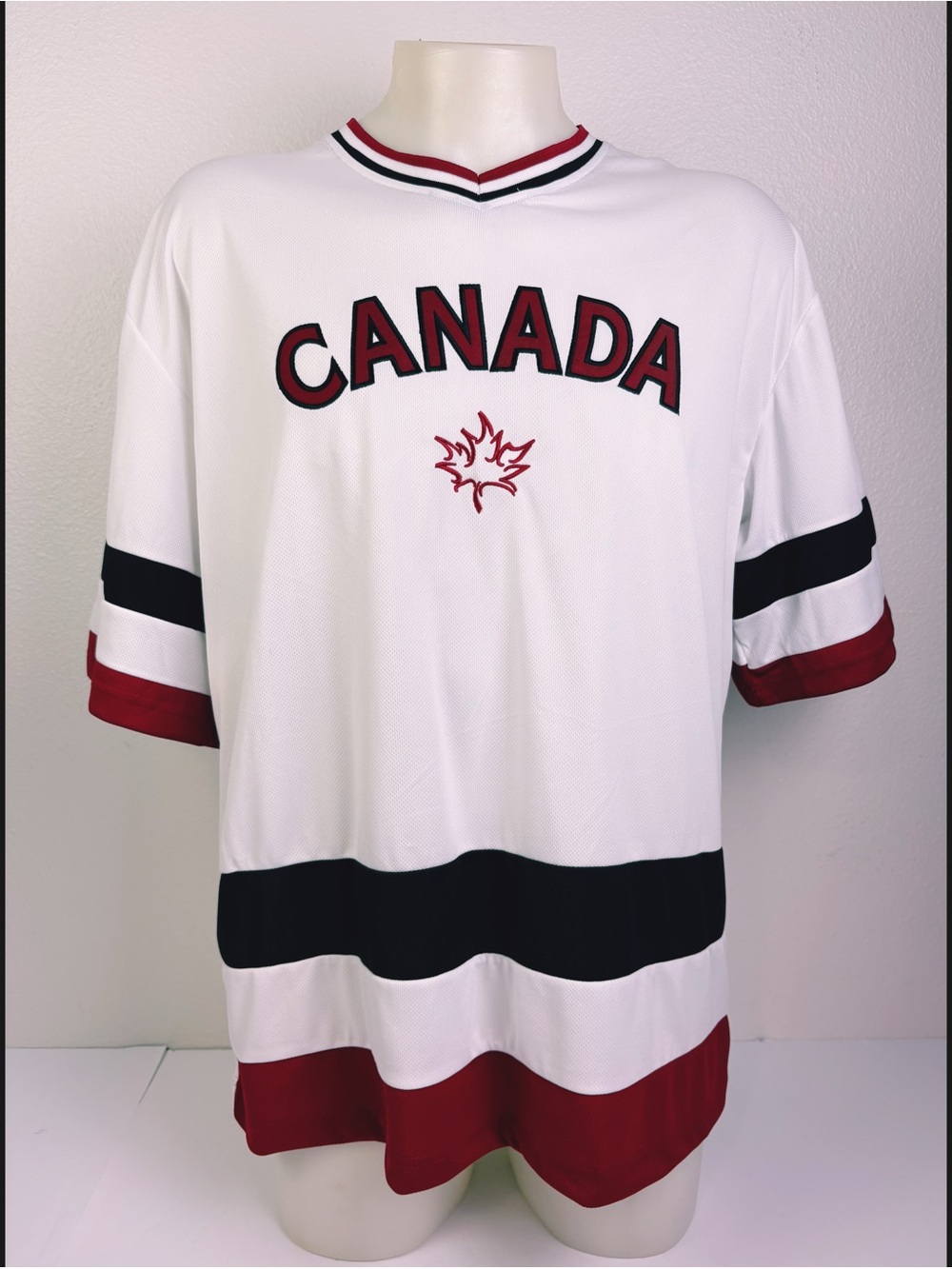 Teepee Canada Hockey Jersey Mens XL
White Red Black Maple Leaf Embroidered